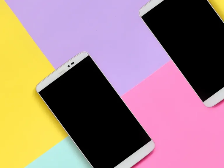 Plusieurs smartphones posés sur un fond géométrique coloré