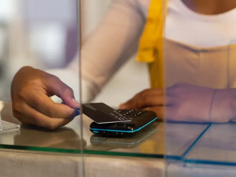 Paiement par carte bancaire sur un terminal mobile au comptoir d'une boutique