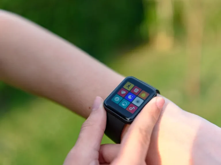 Montre connectée aux icônes colorées portée au poignet en extérieur